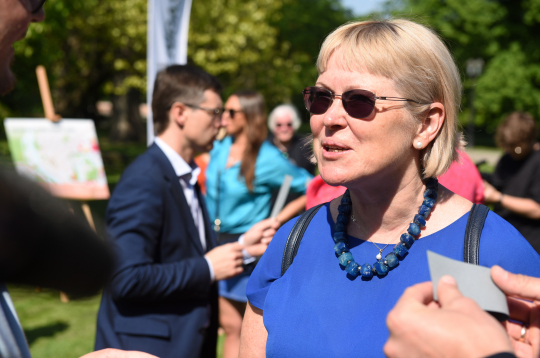 Imanta Ziedoņa fonda "Viegli" padomes priekšsēdētāja Žanete Grende piedalās "Rīgas meži" rīkotā pasākumā "Krāsainā pirmdiena", kurā atklāj šīs vasaras puķu dobju modes galvenās tendences.