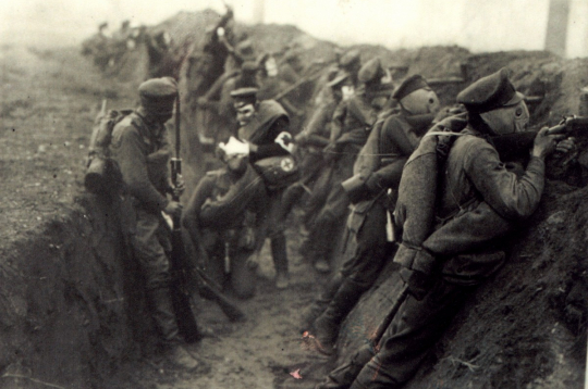 Latviešu strēlnieki ierakumos. 1915. g.