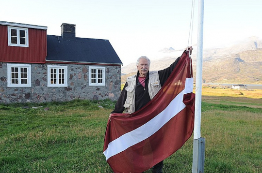 Ivars Sīlis ir Latvijas goda konsuls Grenlandē. Viņš paceļ Latvijas karogu savā vasarnīcā Igaliku, Dienvidgrenlandē.