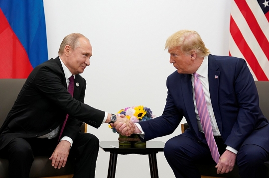 ASV prezidents Donalds Tramps (no labās) un Krievijas diktators Vladimirs Putins G20 līderu samitā Japānas pilsētā Osakā 2019. gada 28. jūnijā. 47. ASV prezidents ir paudis cerību "ļoti drīz" apspriesties ar Kremļa saimnieku.