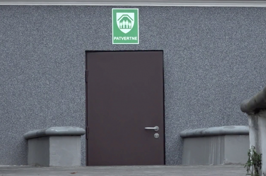 Patvertnes domātas dažu stundu aizsardzībai, kamēr pāriet bombardēšanas, raķešu vai dronu triecienu draudi.