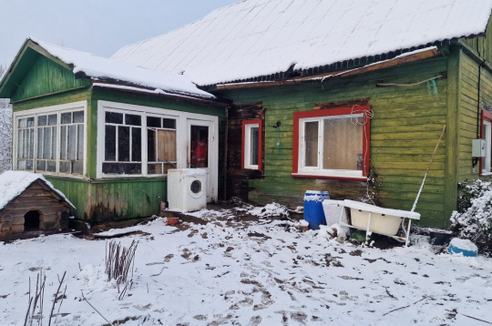 Mediji vēsta, ka zēna pazušanas dienā viņa māte un vecmamma, kam bija bērns jāpieskata, iespējams, bija alkohola reibumā.
