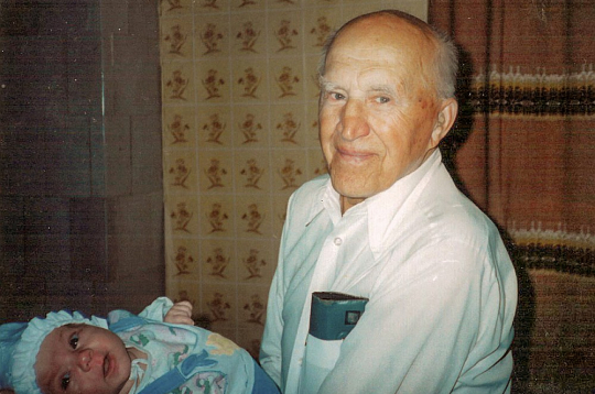 Aleksandrs auklē mazmazmeitu Ievu. Lubāna, 1996. gads.