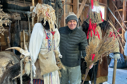 Meteņos būtiskākie ir masku gājieni, uzsver Latvijas Folkloras biedrības vadītājs Andris Kapusts. Attēlā: A. Kapusts pie Meteņu iecienītākajām un iespaidīgākajām maskām (no kreisās) – ķekatas un budēļa tēla.