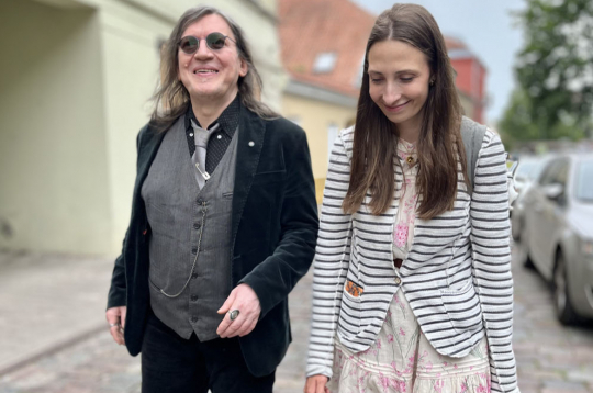 Filmas režisore Elizabete
Gricmane kopā ar Juri Kulakovu dodas pusdienot Kauņas vecpilsētā, 2022. gads.