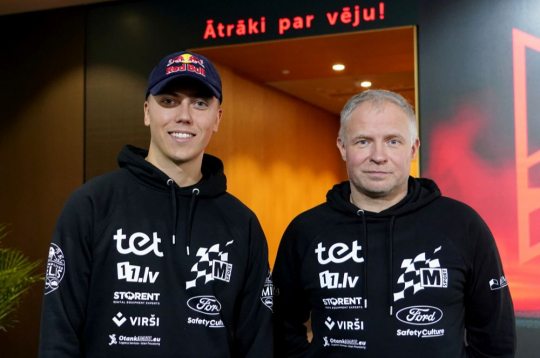 Rallija pilots Mārtiņš Sesks (no kreisās) un rallija stūrmanis Renārs Francis.