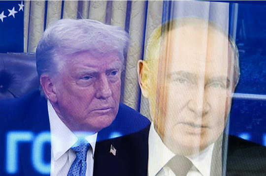 ASV prezidents Donalds Tramps labi saprotas ar Krievijas diktatoru Vladimiru Putinu.