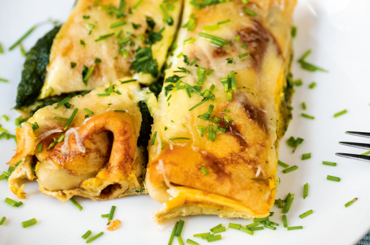 Omlete ar biezpienu un šķiņķi.