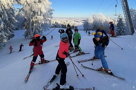 Gaiziņkalnā ziemas prieku baudītāju netrūkst.