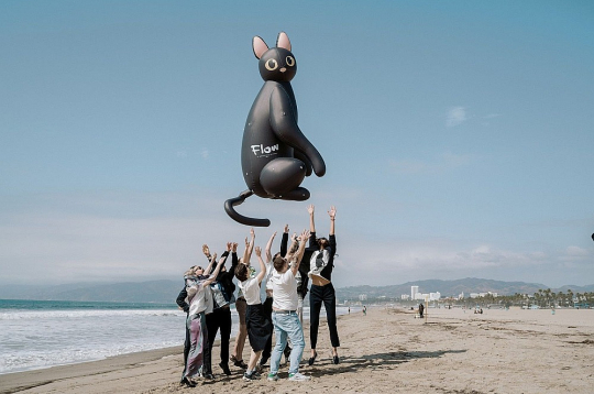 Pirms "Oskara" ceremonijas "Straumes" komanda un līdzjutēji no Latvijas pludmalē parādīja lielu piepūšamu Kaķi.