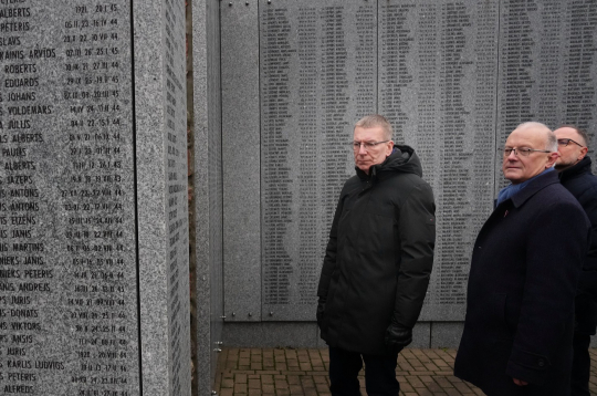 Aivars Sinka kopā ar Valsts prezidentu Edgaru Rinkēviču Lestenes Brāļu kapos aizv. gada 23.decembrī.