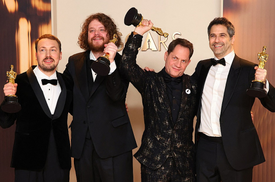 Režisors Gints Zilbalodis (no kreisās) un producenti Matīss Kaža, Rons Diānss un Gregorijs Zalcmans gandarīti par saņemto "Oskaru".