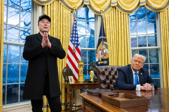Īlons Masks un Donalds Tramps Ovālajā kabinetā. 