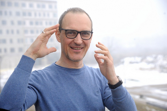 Biedrības "Zaļā brīvība" vides ekonomikas eksperts un Latvijas Universitātes pasniedzējs Jānis Brizga: "Cilvēku ikdienas izvēles, piemēram, transporta veida vai ēdiena izvēli, parasti nosaka ļoti praktiski apsvērumi – ērtība, cenas un citas. Padarot videi draudzīgās izvēles par praktiskāko izvēli, pamazām notiks arī sabiedrības ikdienas paradumu maiņa."