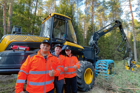 SIA "R Grupa" harvestera operatori produktivitātes mācību laikā.