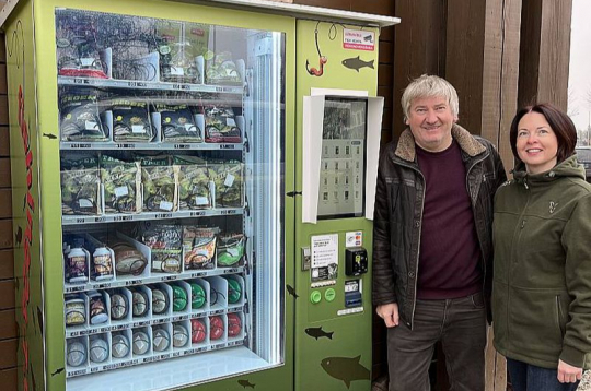SIA "Copes nams" dibinātāji un īpašnieki Dagnija un Māris Nuķi stāsta, ka šopavasar, neierasti agri sākoties siltākām dienām, jau piecos no rīta tiek saņemti klientu zvani ar jautājumiem par to, kā lietot automātus. Tas ir viens no apliecinājumiem, ka novilkt robežas starp viņu dzīvesveidu un makšķerēšanas piederumu biznesu kļūst aizvien grūtāk.