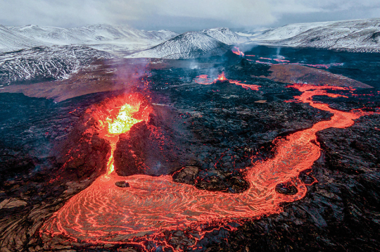 Islandes meteoroloģijas pārvaldes speciālisti pauduši, ka saistībā ar globālās sasilšanas izraisītajām klimata izmaiņām Islandei draud absolūti nekontrolējami vulkānu izvirdumi. 