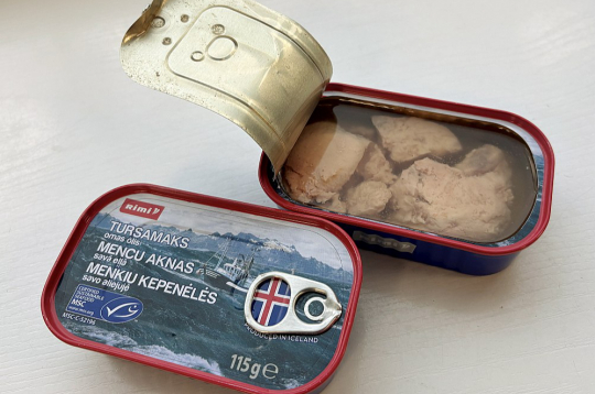 Kāds "Latvijas Avīzes" lasītājs dalījās savā pieredzē ar produkta "Mencu aknas Rimi" nodošanu atpakaļ pārdevējam. Veikalā konservu kārbu atdošana tirgotājam aizņēmusi septiņas minūtes. Atvainošanos par neērtībām neesot saņēmis. Tā, uzdrukāta uz papīra lapas, lasāma informācijas punktā.