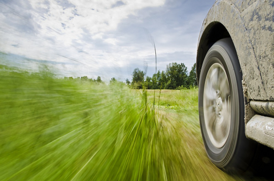 Jaunu, šajā brīdī patiešām ekoloģijas prasībām atbilstošu auto laukos dzīvojošais nevar atļauties nopirkt, bet veca auto lāpīšana ir tikai sevis un kontrolējošo iestāžu mānīšana.
