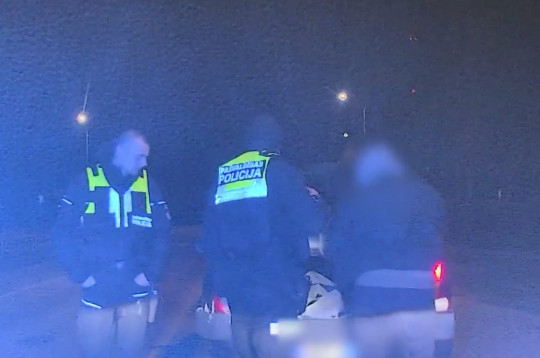 Policijas darbinieki aizturējuši vīrieti, kura vadītās automašīnas bagāžniekā atrastas narkotiskās vielas.
