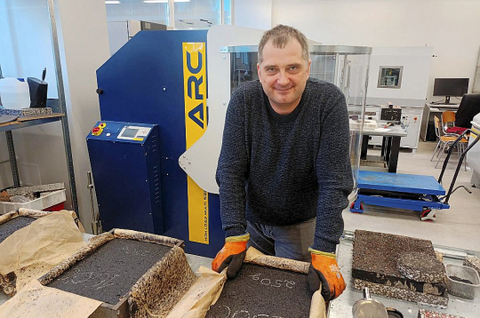 RTU profesors, Dr. sc. ing. Viktors Haritonovs ar ceļu būvniecības inovāciju projektiem darbojas jau 25 gadus, laboratorijā joprojām nekautrējas no melnajiem darbiem un uzsver: "Zinātne ir gatava visiem pavērsieniem. RTU varam izstrādāt receptūru arī "koka asfaltbetonam", kurā naftas bitumena saistviela ir aizstāta ar bioloģiskiem polimēriem, kas iegūti no koksnes vai salmiem."