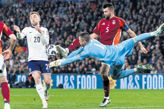 Latvijas futbola izlases vārtsargs Krišjānis Zviedris akrobātiskā lēcienā glābj komandu no vārtu zaudējuma. Latvijas spēlē pret Angliju slavenajā Vemblija stadionā tieši vārtu vīrs bija pelnījis lielākās uzslavas.