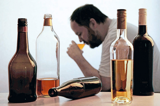 Alkohola regulāras lietošanas rezultātā cilvēkam nopietni cieš smadzenes.