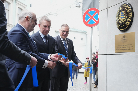 Igaunijas prezidents Alars Kariss (no kreisās), Latvijas Valsts prezidents Edgars Rinkēvičs un Igaunijas ārkārtējais un pilnvarotais vēstnieks Latvijā Ēriks Marmei Igaunijas vēstniecības Latvijā atklāšanas pasākumā.