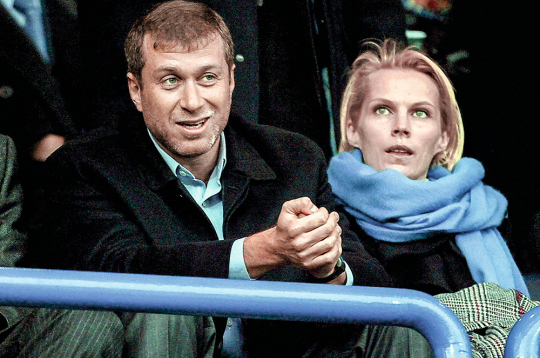 Abramovičs ar sievu Irinu.