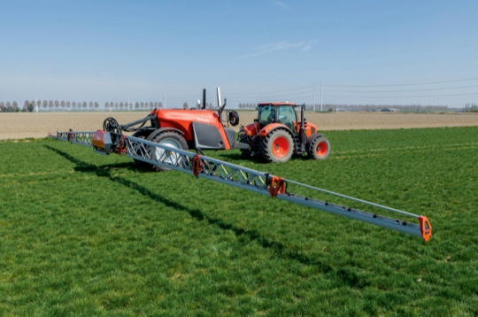 'Kubota' smidzinātājs.