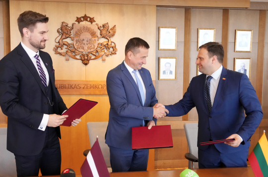 Igaunijas reģionālo lietu un zemkopības ministrs Hendriks Johanness Terras (no kreisās), Latvijas zemkopības ministrs Armands Krauze un Lietuvas zemkopības ministrs Ignas Hofmans paraksta kopīgu deklarāciju par Eiropas Komisijas paziņojumu un redzējumu lauksaimniecības un pārtikas jomā.