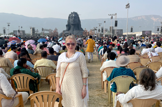 Mahašivaratri svētki Sadhguru āšramā Isha centrā. Gan tiešsaistē, gan klātienē šo pasākumu svin apmēram 200 miljoni cilvēku visā pasaulē.