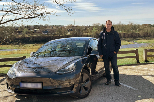 Artūrs Paulauskis pie ģimenes jaunā elektromobiļa.