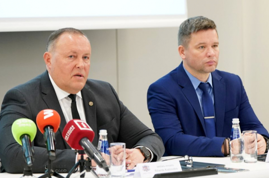 Iekšlietu ministrs Rihards Kozlovskis (no kreisās) un Rīgas domes Civilās aizsardzības un operatīvās informācijas pārvaldes vadītājs Gints Reinsons.