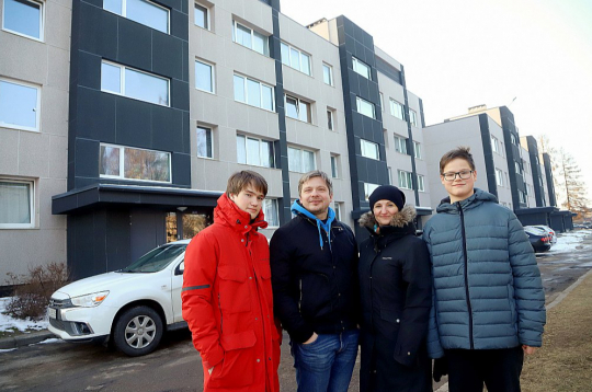 Siguldas Pulkveža Brieža ielas 24. nama iedzīvotāja Kristīne Niedra: "Par mana četru cilvēku ģimenei piederošo 67 kvadrātmetru triju istabu dzīvokļa apkuri agrāk maksājām 90 līdz 180 eiro mēnesī – atkarībā no āra gaisa temperatūras. Bankas aizdevuma 15 gadu termiņam beidzoties, par apkuri maksāsim krietni mazāk nekā līdz šim."