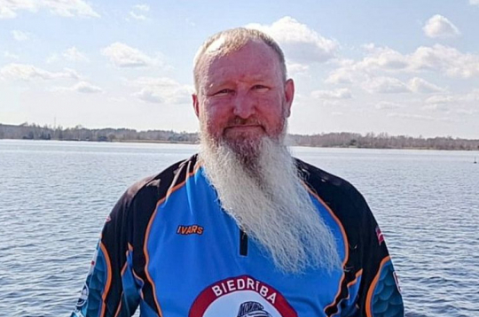 Ivars Dubra, biedrības "Mēs zivīm" vadītājs: "Kopumā piecpadsmit gadu laikā, kopš notiek vides iniciatīva zivju dabiskā nārsta iespēju veicināšanai, Daugavā būs izvietoti vairāk nekā pieci tūkstoši no egļu zariem gatavotu ligzdu, ko nārstam labprāt izmanto dažādu sugu zivis."