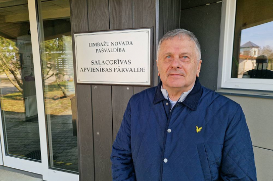 "Tā kā lielākā daļa novada iedzīvotāju, kuri dzīvo divu kilometru rādiusa no vietas, kurā iecerēts būvēt vēja elektrostaciju, nevēlas to redzēt sava īpašuma tuvumā, arī pašvaldība ir nostājusies iedzīvotāju pusē. Par kompensācijām neesam pat vēl domājuši, jo negribam dalīt lāčādu, kamēr vēl lācis ir mežā," saka Limbažu novada Salacgrīvas apvienotās pārvaldes vadītājs Andris Zunde.