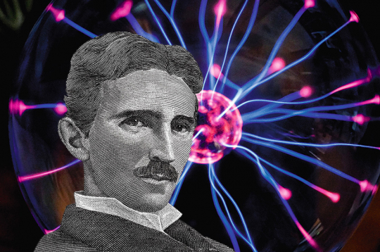 Nikolā Tesla un plazmas lode Teslas elektriskajā spolē.