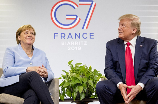 Vācijas kanclere Angela Merkele un ASV prezidents Donalds Tramps G7 samitā Francijā 2019. gada 26. augustā.