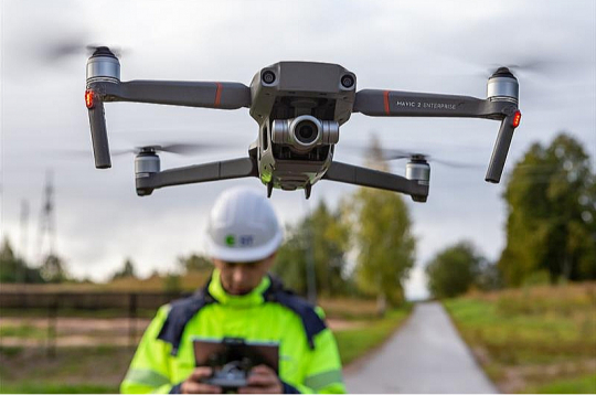 "Sadales tīkls" 13 novados līdz rudenim ar droniem un helikopteru apsekos gaisvadu elektrolīnijas.