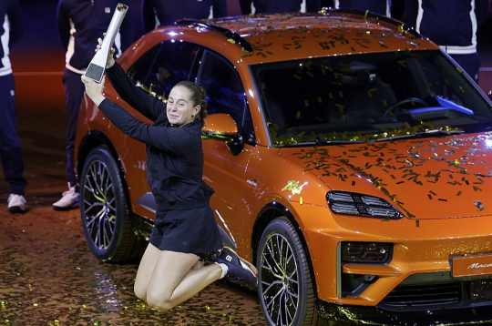 Čempiones lēciens – Aļona Ostapenko ar Štutgartes turnīra balvu rokās pie "Porsche" markas automašīnas, kas arī pienākas titula ieguvējai.