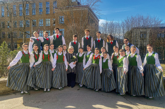 Ķekavas vidusskolas jauktā kora dalībnieki un vadītāja Inga Lagzdiņa – prieks un gandarījums pēc lieliska rezultāta 2. kārtas skatē.  