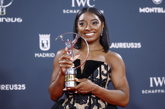 Amerikāņu vingrotāja Simona Bailsa ar savu ceturto "Laureus" balvu.