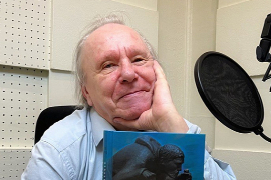 Andris Zeibots Latvijas radio studijā 2022. gadā. 