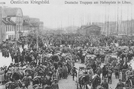 Vācu karavīri Liepājas ostas laukumā 1915. gadā.