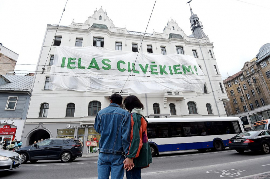 Zaļo mērķu vārdā Rīga plāno ierobežot iebraukšanas iespējas pilsētas centrā. Vecākiem auto tas varētu būt liegts jau pēc diviem gadiem. Par iecerēm veidot Zemo emisiju zonu pilsētā gan vēl būs jābalso jaunā sasaukuma pašvaldības deputātiem.