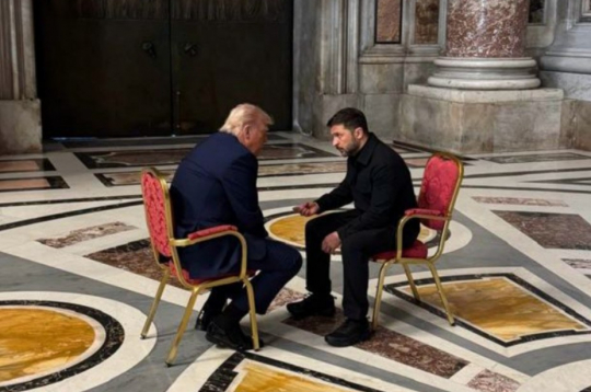 Zelenskis Svētā Pētera bazilikā sarunājas ar Trampu īsi pirms pāvesta Franciska bēru ceremonijas.