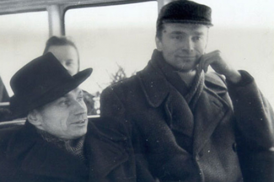 Astrofizikālās observatorijas dibinātājs un direktors Latvijas PSR Zinātņu akadēmijā Jānis Ikaunieks un radioastronoms A. Balklavs-Grīnhofs (pa labi) autobusā ceļā uz observatoriju.

(Fotogrāfijas autors: A. Alksnis).