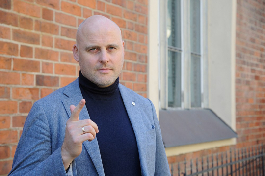 Saeimas Tautsaimniecības, agrārās, vides un reģionālās politikas komisijas Vides, klimata un enerģētikas apakškomisijas priekšsēdētājs Andris Kulbergs (AS): "Ja reiz Rīga nedrīkst izmantot "Latvenergo" ražoto lēto siltumu, tad kādēļ pagājušajā desmitgadē tika ieguldīti 80 miljoni eiro, lai varētu tādu ražot? Šīs atbildes cena ir 100 miljoni eiro gadā."