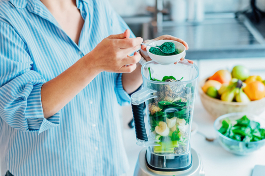 Svaiga spirulīna ir krēmveida masa bez izteiktas garšas un smaržas. Lai tā būtu garšīgāka, tiek pievienotas gan sulas, gan cidoniju, dzērveņu un citu augļu sīrupu.